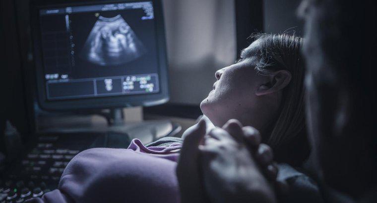 Qual a distância que você precisa estar para ouvir os batimentos cardíacos de um bebê durante uma ultrassonografia?
