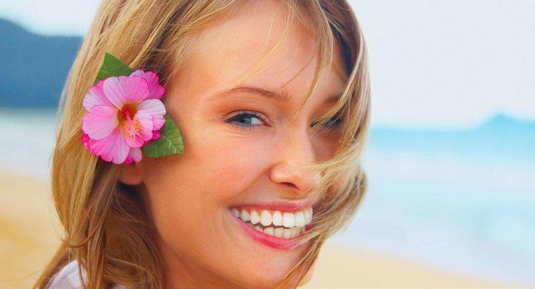 De que lado uma mulher deve usar uma flor havaiana no cabelo?
