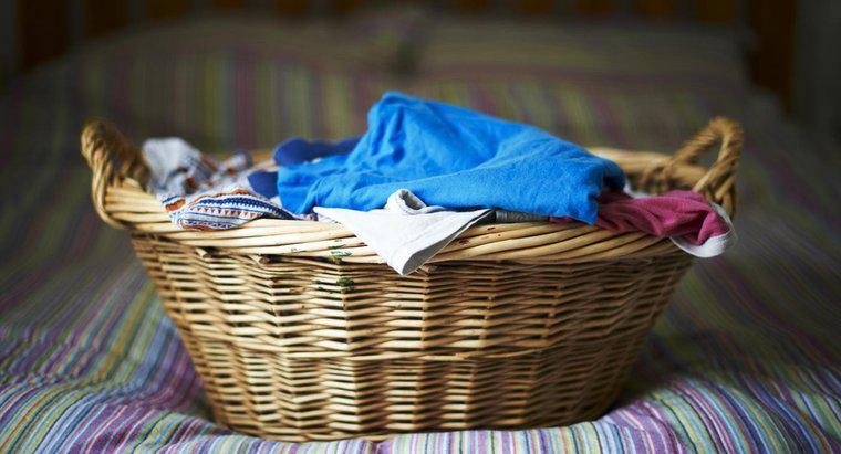 Quais são os benefícios dos grandes cestos de vime para a roupa suja?