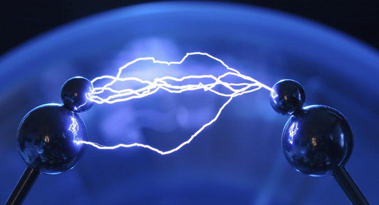 O que causa campos elétricos?