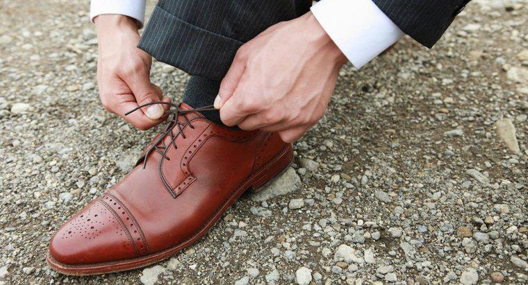 Qual é a melhor maneira de esticar sapatos de couro?