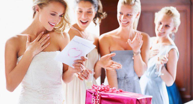 Que mensagem curta você deve escrever em um cartão de casamento?