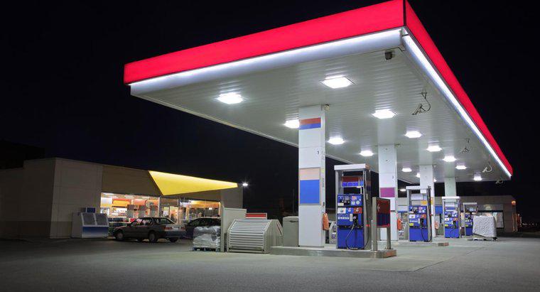 Onde você pode encontrar postos de gasolina locais 24 horas?