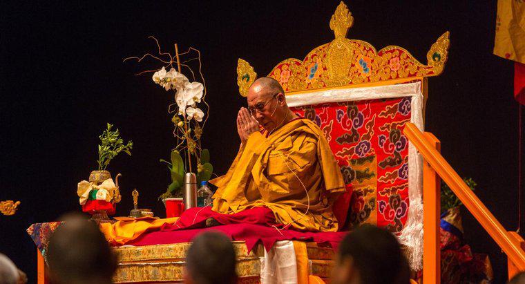Como é chamado um sacerdote budista?