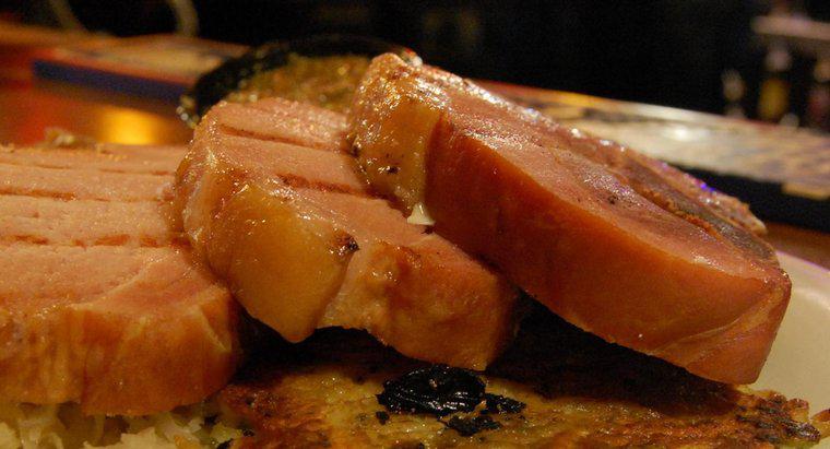 Como você cozinha costeletas de porco defumadas?
