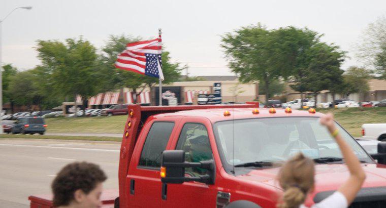 Por que as pessoas penduram a bandeira americana de cabeça para baixo?