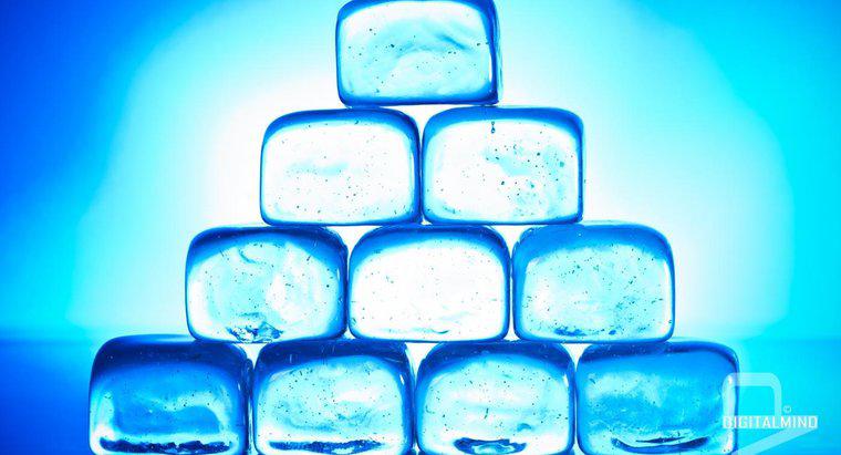 Como a forma de um cubo de gelo afeta a rapidez com que ele derrete?