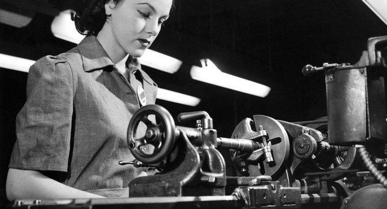 Qual era o salário médio semanal de uma operária em 1944?