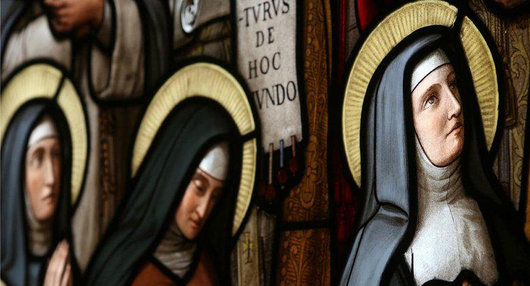 Quais são alguns nomes comuns de santos femininos usados ​​para confirmação?