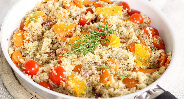 Receitas de comida saudável com salada de quinua e vegetais