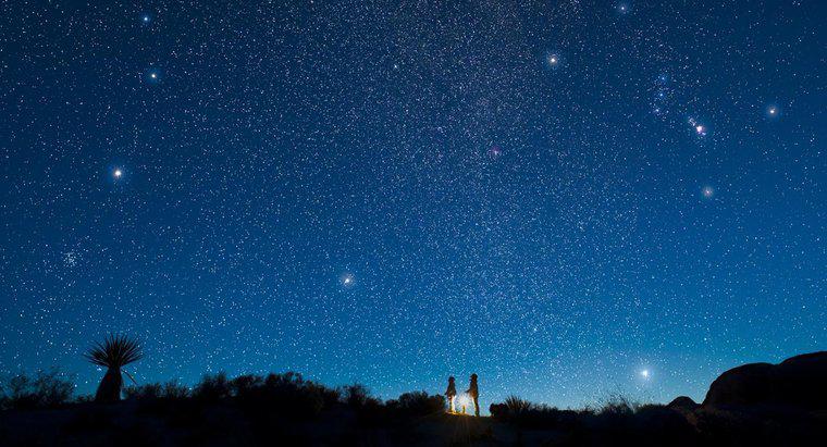 A que distância está a constelação de Gêmeos da Terra?