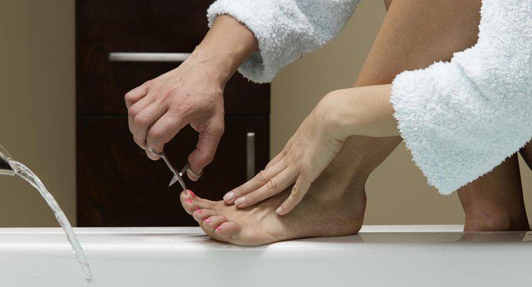 O que causa manchas brancas nas unhas dos pés?
