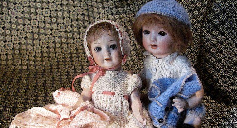 Quais fatores contribuem para o valor de bonecas antigas?