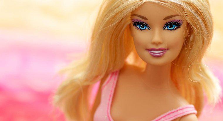 De que materiais são feitas as bonecas Barbie?