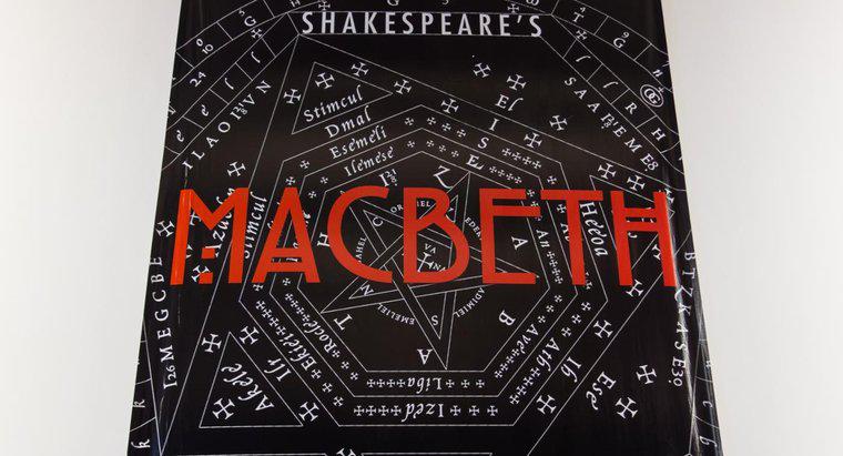 Qual o motivo dado por Macbeth para matar os dois guardas de Duncan?
