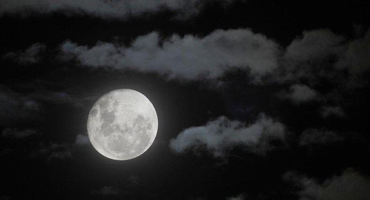 Quanto tempo leva para a lua girar em seu eixo?