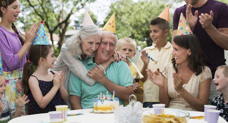 Quais são os temas divertidos para uma festa de aniversário de 65 anos?