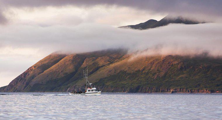 Que grupo de pequenas ilhas forma a cauda longa do Alasca?