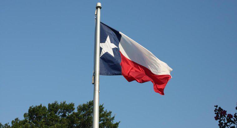 Qual é a maneira adequada de saudar a bandeira do Texas?