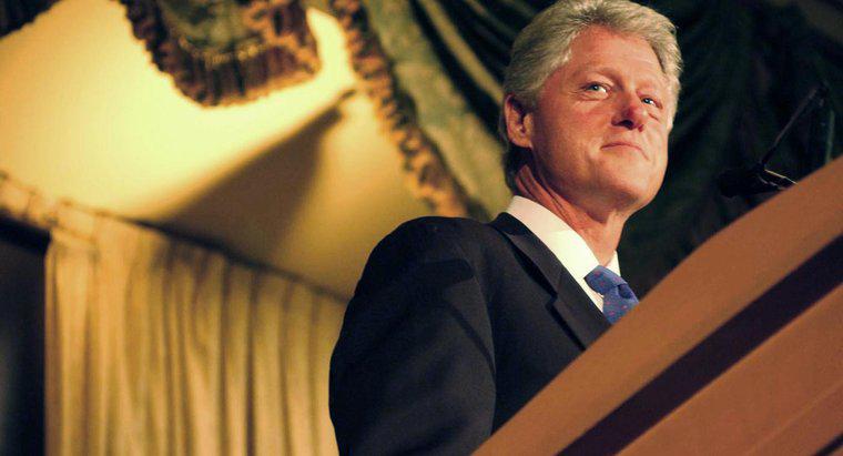 O que Bill Clinton fez como comandante-chefe?